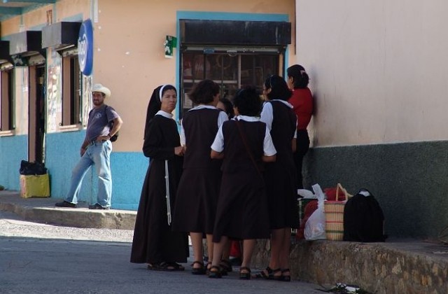 Изхвърлиха монахиня от манастир заради Facebook