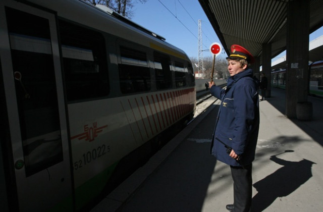 Стачката на железничарите спря 52 влака за час