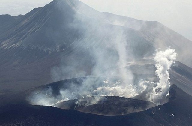 Вулкан в югозападна Япония започна да изхвърля пепел и камъни