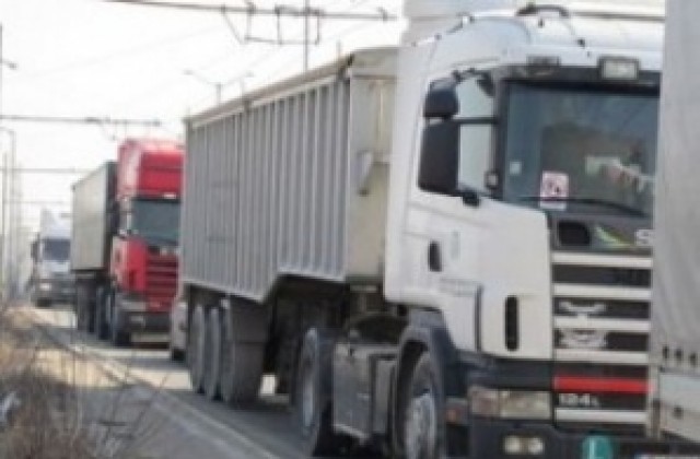 40 камиона и над 60 таксита се включиха в протеста срещу цените на горивата
