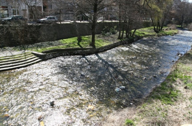 Ученици от ОДК проверяват чиста ли е река Бистрица