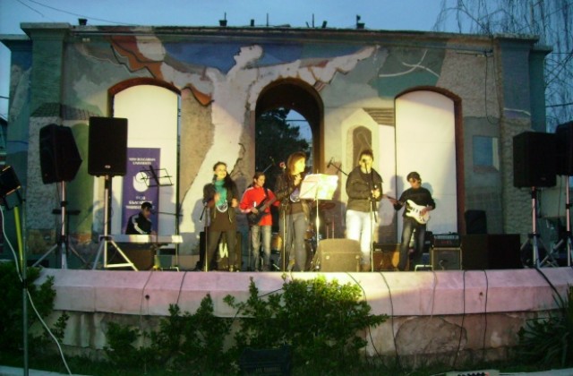 Рок банди пяха на Арката в Кюстендил