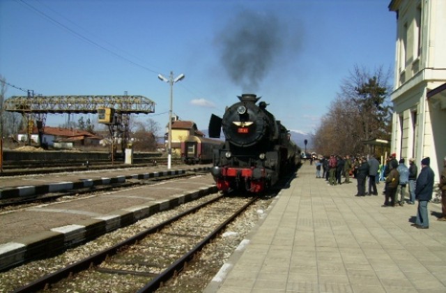 Британски туристи пътуват с царския влак по линията Левски-Ловеч-Троян