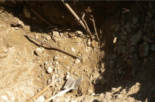 Полицаи заловиха двама мъже в момент на разкопаването на могила