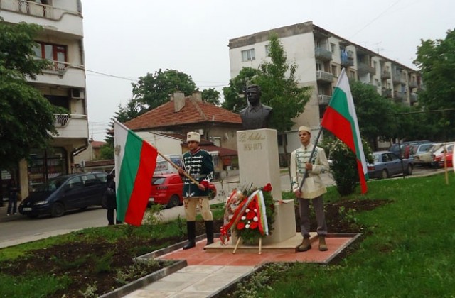 Осветиха паметника на Васил Левски във Враца