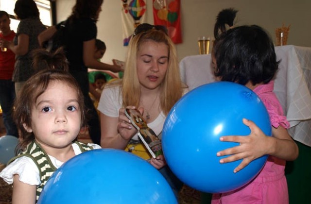 Деветокласници празнуваха Първи юни в Дом „Майка и дете”