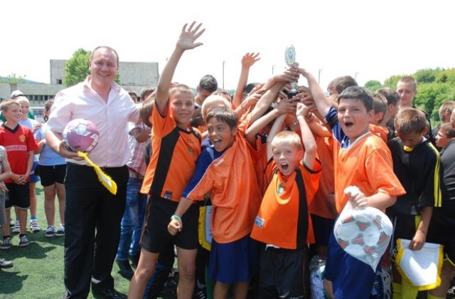 8 отбора се включиха в областния турнир Децата и футболът”