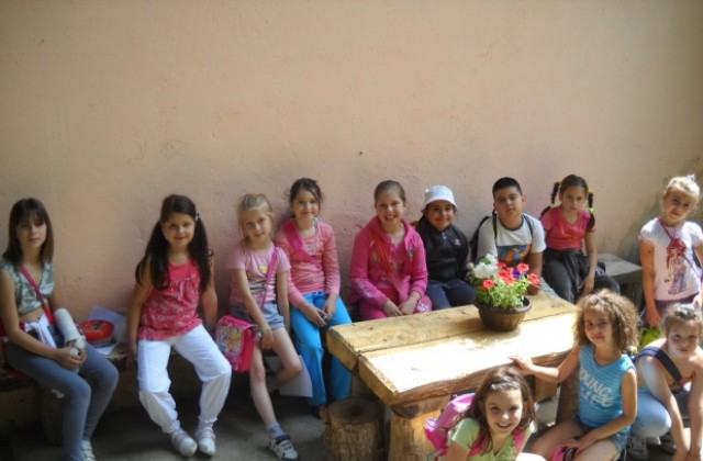 Горско училище за деца в зоопарка в Кюстендил