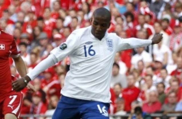 Официално: Манчестър Юнайтед привлече Ашли Йънг