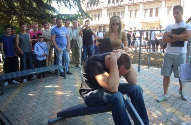 Фитнес на открито подариха младите от ГЕРБ