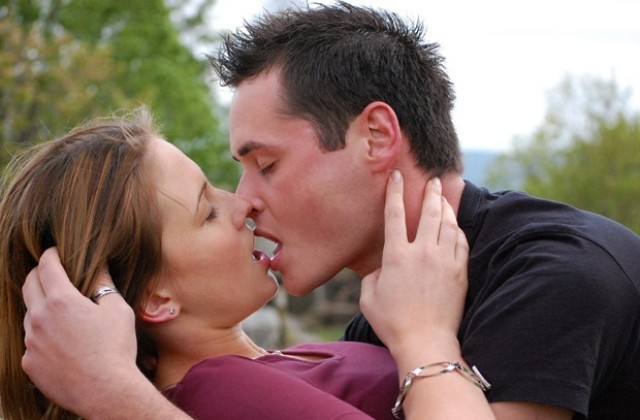 При целуването мъжете мислят, а жените се наслаждават