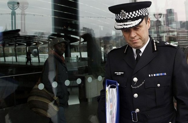 Втора оставка в британската полиция заради скандала с подслушването на телефони