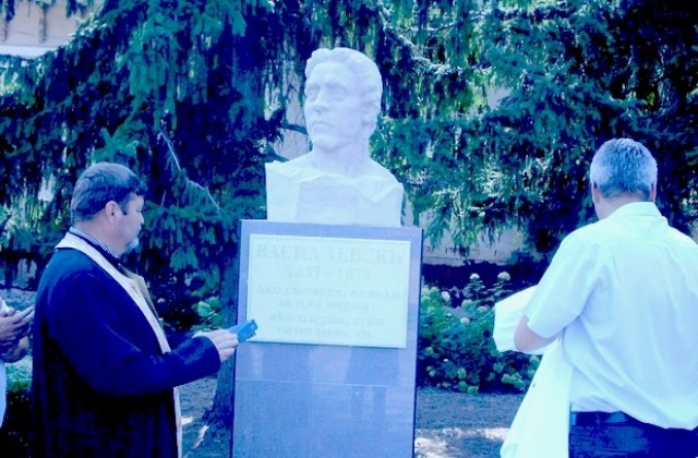 В Шияково вече има паметник на Васил Левски