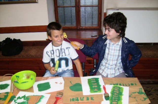 Деца раздават хартиени торбички за Чист, Зелен, Кюстендил