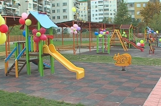 Реновират 30 детски площадки