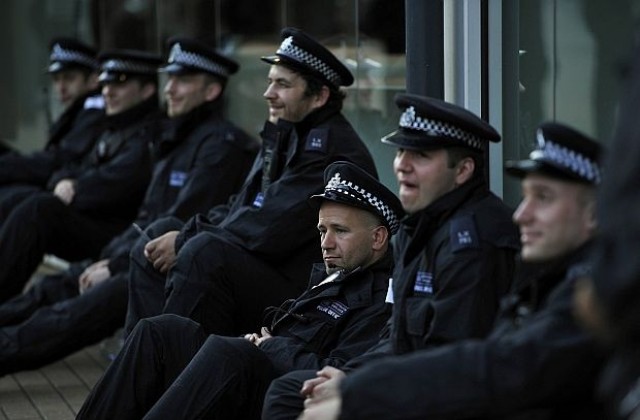 Полицията в Англия с вързани ръце срещу размирници
