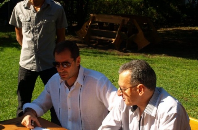 С циркове и скандали запечатаха хангарите на Стара гребна база