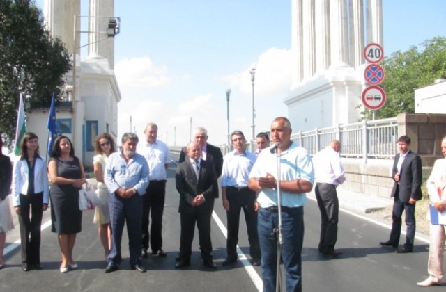 Премиерът Б. Борисов откри рехабилитирания Дунав мост и обновения площад