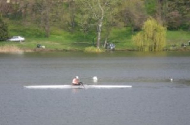 Областният управител си иска гребната база