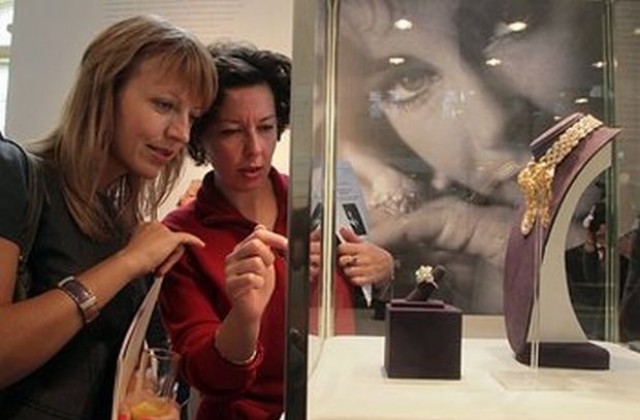 Изложба на бижута на Елизабет Тейлър в Москва