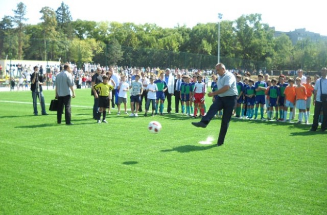 Премиерът би дузпи на вратарите на детски футболни отбори от Добрич