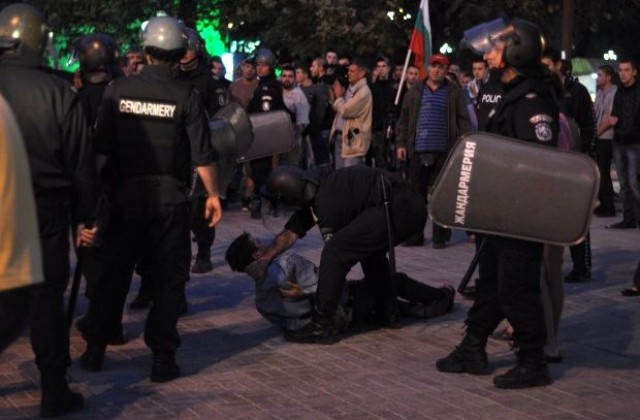 Арестуваха репортер на Дарик Варна, попитал за имената на полицаите
