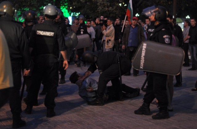 Започнаха сблъсъци между жандармерия и протестиращи
