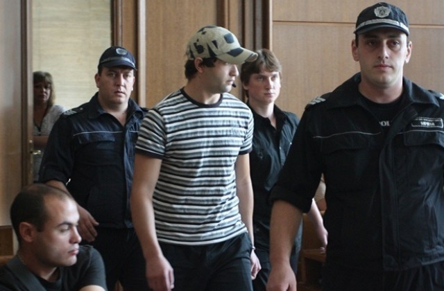 Убийците са богопомазани, смята майката на убития студент Стоян Балтов