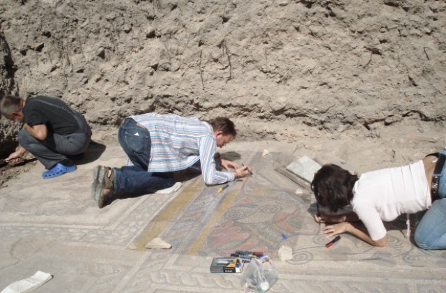 Разкриха уникална мозайка, не е изключено да е била в храм на Дионис