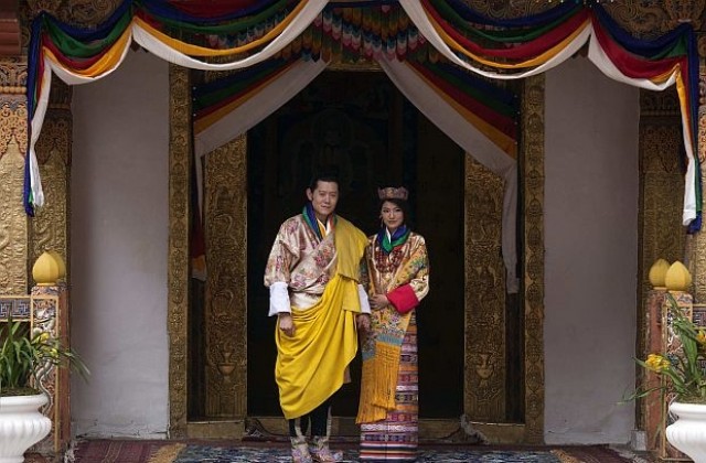 Кралят на Бутан се венча с древна будистка церемония