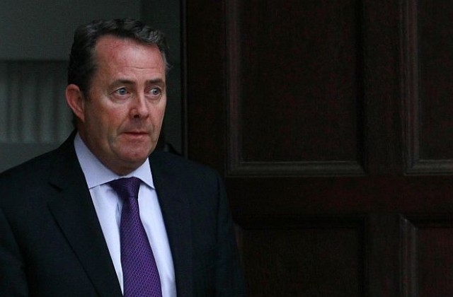 Скандал заради конфликт на интереси коства поста на британския военен министър