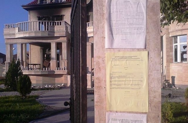 Събарят къщи на Кирил Рашков в Катуница
