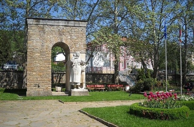 Протест спря пренасяне на антични колони в габровския исторически музей