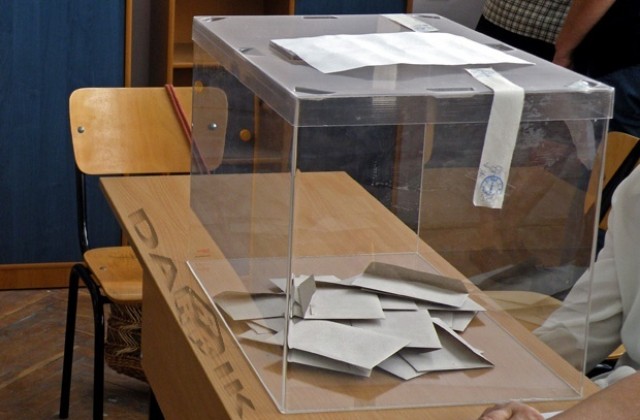Задържаха мъж от Видин, пуснал сноп бюлетини в изборна урна в Лом