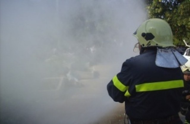 Пожар избухна в склад за строителни материали в Добрич