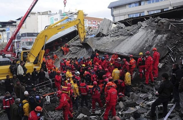 19 станаха жертвите на земетресението, което разлюля Турция в сряда