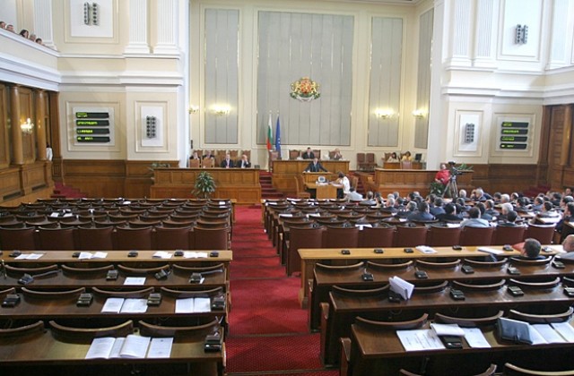 Депутатите ще заседават в нова зала със стъклен купол