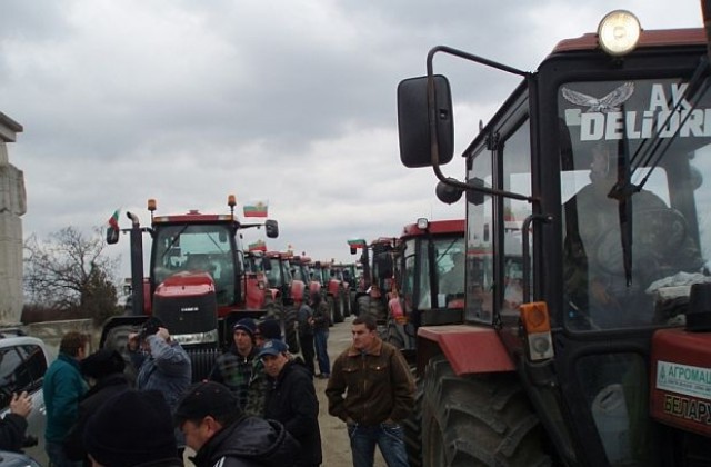 Силистренските зърнопроизводители протестират на Дунав мост