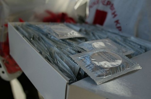 Доброволци раздават презервативи по русенските улици