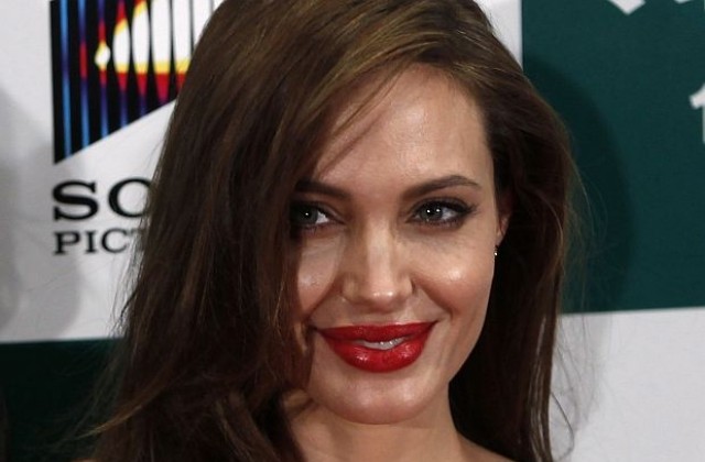 Анджелина Джоли не говори за миналото с баща си