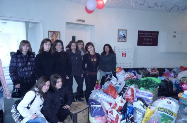 Ученици от СОУ „Иван Вазов” , отново с инициативата „Да дарим радост”