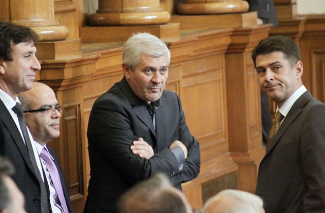 Шарков прекъсна гласуването на бюджета, сините възмутени от случващото се в БДЖ