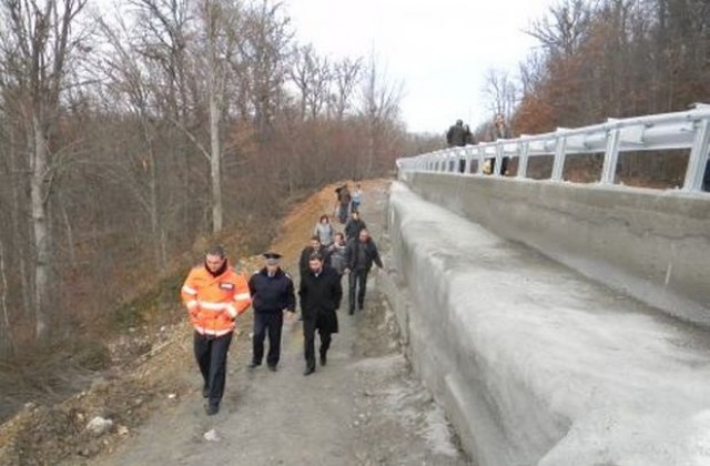 Пътят Бургас - Малко Търново отворен, проблемът със свлачището край с. Босна решен