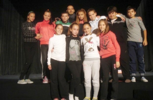 Шестокласници от ПМГ Иван Вазов ще помагат на Дядо Коледа в театъра