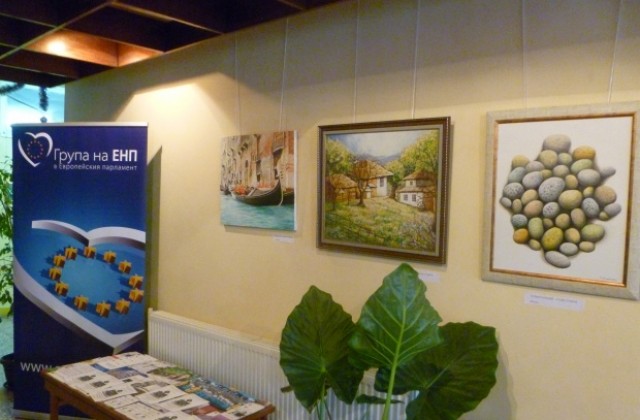Евродепутат и младежите от ГЕРБ продават картини в помощ на деца