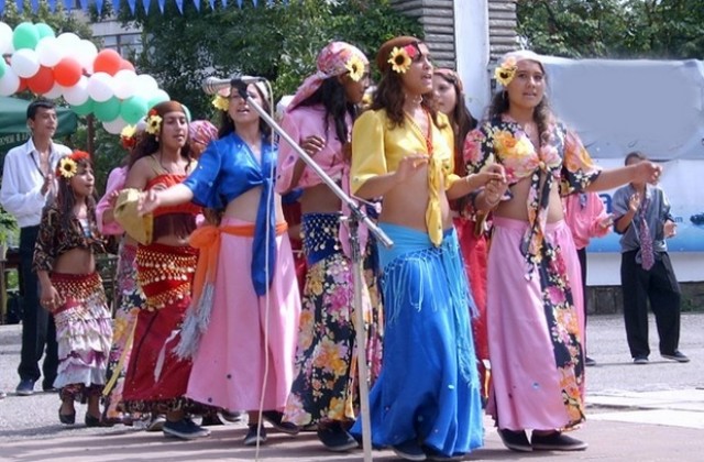 Младежи изнасят браготворителни концерти в три села