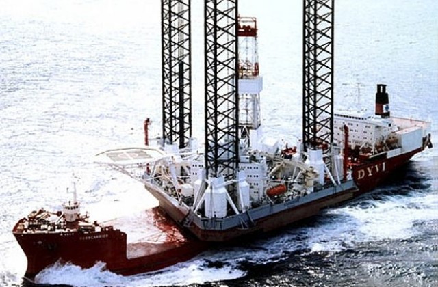 Открити са 16 тела на моряци от потъналата платформа в Охотско море