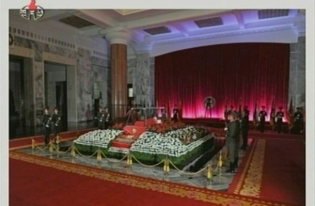 Поклонение пред тялото на покойния лидер Ким Чен-ир