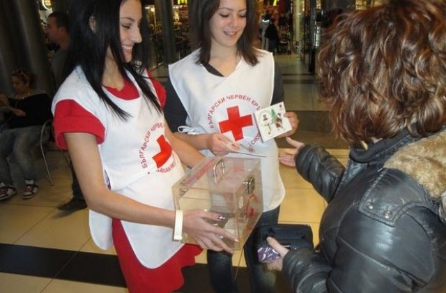 БЧК зарадва с подаръци над 50 бургаски деца