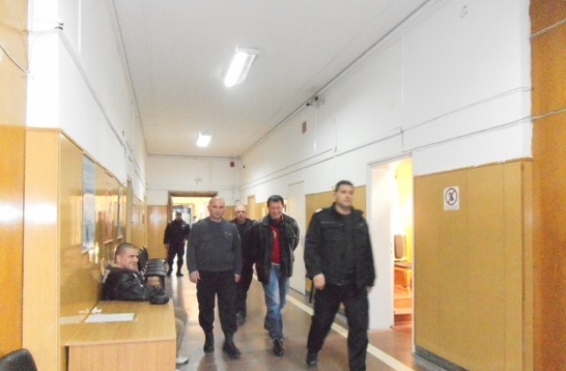 Оставиха в ареста Ефендито, обвинен за палежа на коли в Аксаково